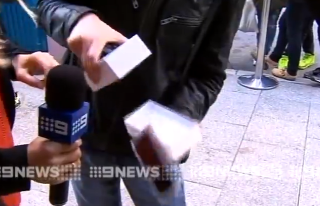 Australiano compra o primeiro iPhone 6 e deixa cair no chão.