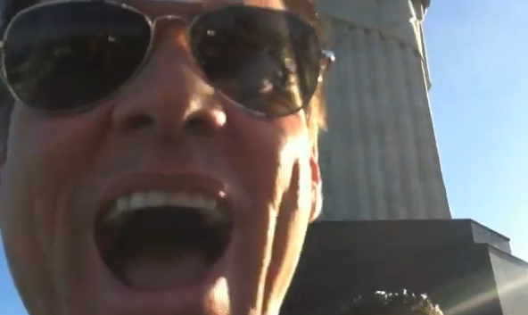 Jim Carrey pede ajuda ao cristo